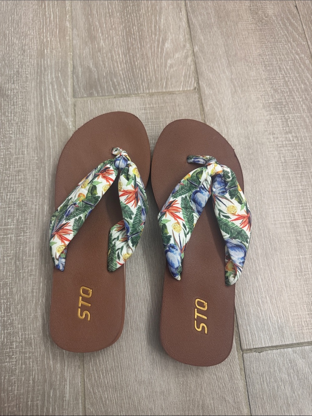 STQ thong sandals NWOT